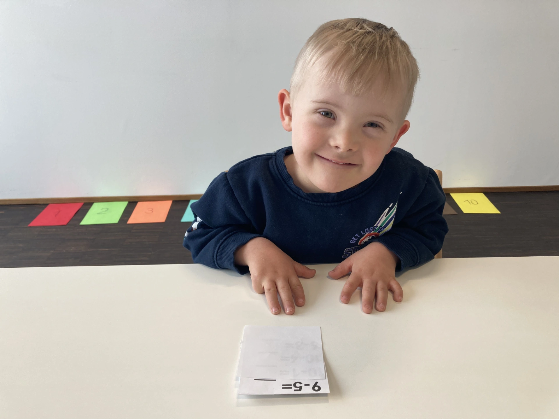 Bub beim Fingerrechnen